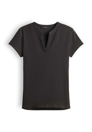 Zwart geribd breisel top met korte mouwen, een ronde halslijn en een V-vormige split aan de voorkant, plat neergelegd op een witte achtergrond.