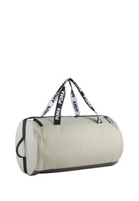 Bolsa de deporte en tejido gris claro con detalles en negro. Presenta correas de transporte acolchadas con la marca "PUMA". Forma cilíndrica con cierre de cremallera.