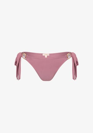 Roze bikini onderkant met verstelbare zijstrikjes. Bevat een decoratieve hardwareaccent met een steentje-achtig detail aan beide zijden. Zachte textuur.