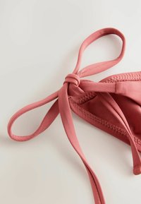 Roze bikini top van een zachte, gestructureerde stof. Kenmerkt zich door een strikdetail en gestikte randen voor een nette afwerking. Ontworpen voor een veilige pasvorm.