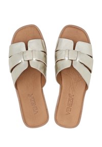 Goldene metallische Riemchensandalen mit einer Schleifendetail, quadratischer Spitze und einem strukturierten, tanfarbenen Fußbett. Flache Sohle und minimalistisches Design.