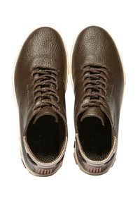 Chaussures en cuir marron avec une tige texturée, bout rond et semelle claire contrastante. Présentent des lacets marron et un col rembourré pour le confort.