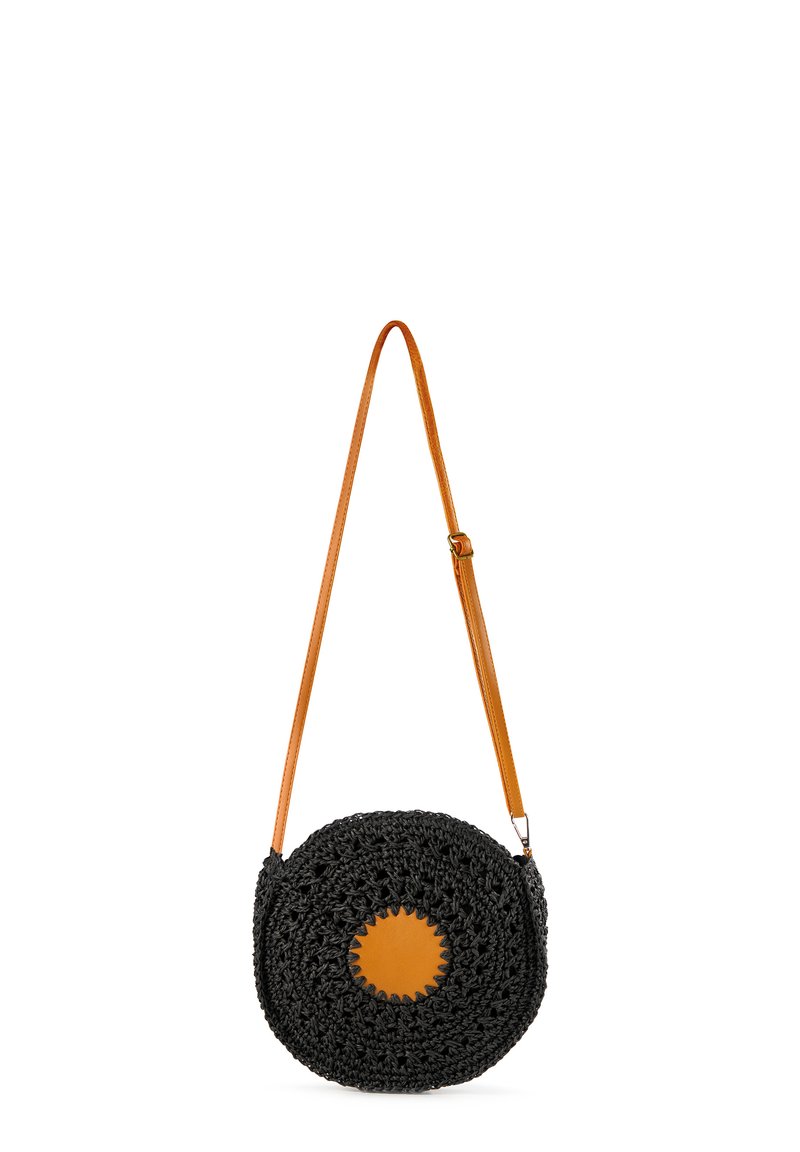 Okrąga, czarna, pleciona torba z dwiema okrągłymi brązowymi skórzanymi akcentami, z długim, brązowym paskiem na ramię. Teksturowany materiał, casualowy design.