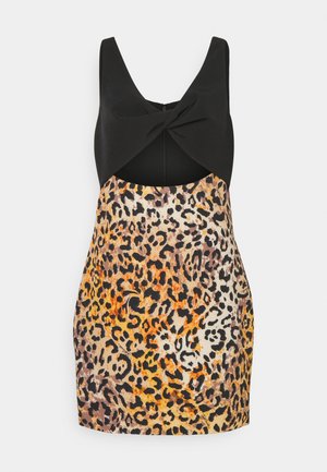 Juoda be rankovių suknelė su sukimo detale priekyje ir leopardų raštu apatinėje dalyje, kuriame yra auksinės, rudos ir juodos spalvos atspalvių.