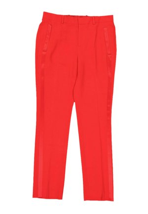 Pantalones rojos a medida con bolsillos laterales y corte ajustado, con un sutil detalle de rayas verticales en la parte exterior de las piernas.