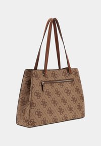 Sac fourre-tout avec un extérieur brun à motif, doté d'une poche zippée, de deux poignées brunes et d'une forme rectangulaire structurée.