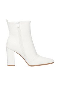Botas tobilleras blancas con un patrón acolchado texturizado, puntera afilada y tacón cuadrado. Cuentan con una cremallera lateral para facilitar su uso.