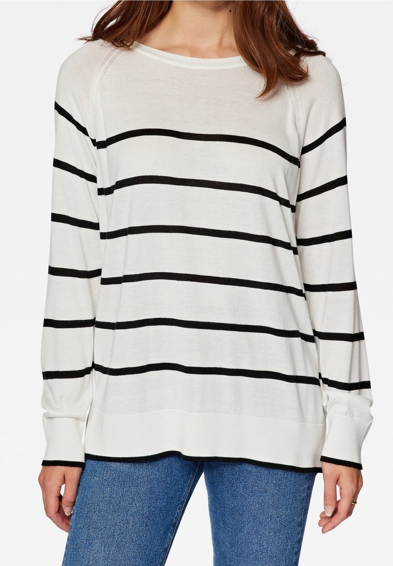 Maglione bianco a maniche lunghe con righe orizzontali nere, una vestibilità comoda e polsini a costine. Abbinato a jeans blu per un look casual.