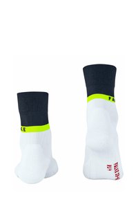 Calze bianche con un bordo a coste blu navy e una banda gialla brillante. Presentano talloni rinforzati e testo rosso sulla suola. Design comodo e elastico.