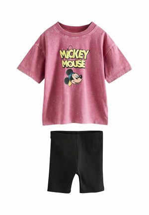 Roza majica kratkih rukava s natpisom i ilustracijom "Mickey Mouse", u kombinaciji s crnim šorcem od rebrastog pletiva.