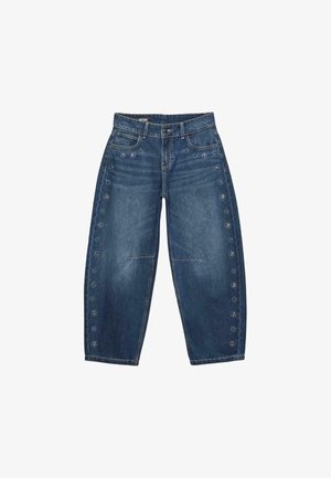 Siniset farkkucropatut housut, leveät lahkeet, etutaskut ja sivuilla sekä taskujen lähellä kukkakuvioiset metallinastat.