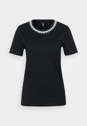 T-shirt preto de manga curta com um decote decorativo de contas. Feito de um tecido macio com um corte padrão e barra redonda.
