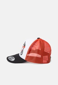Lastecaps med hvit front, oransje netting bak og svart skjerm. Har et grafisk design på fronten og justerbar snapslukking.