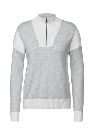 Lichtgrijze sweater met een halve ritssluiting, geribbelde structuur op de bovenste voorkant, effen grijze onderzijde en contrasterende witte accenten.