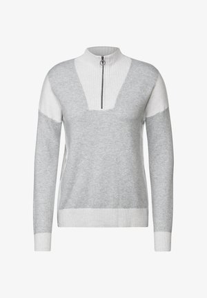 Ljusgrå tröja med halvdragkedja, ribbad textur på övre framsidan, enfärgad grå nedre del och kontrasterande vita accenter.