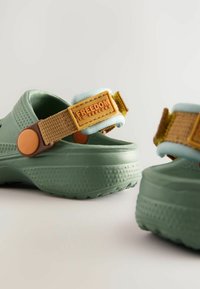 Next REGULAR FIT WITH TAPE BACKSTRAP - Ciabatte da mare - green