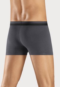 Donkergrijze boxershorts met een effen zwarte tailleband, met een gladde structuur en een strakke pasvorm die de silhouet benadrukt.