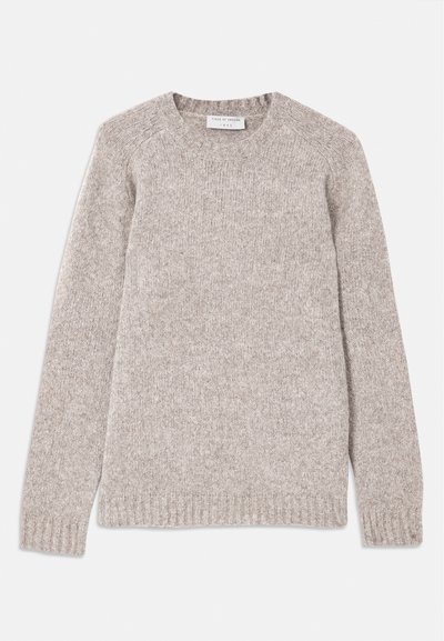 Maglione grigio chiaro lavorato a maglia con scollo rotondo, polsini e orlo a costine, caratterizzato da una texture morbida e una vestibilità leggermente rilassata.