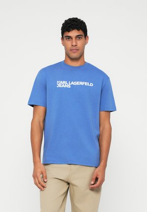 Tricou din bumbac albastru, cu mâneci scurte și gât rotund. Prezintă text imprimat alb "KARL LAGERFELD JEANS" pe piept.