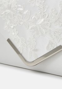 Biała kopertówka z satyny z haftowanymi kwiatowymi wzorami, metalowymi zdobieniami i eleganckim, geometrycznym zapięciem.