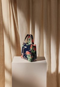 Cath Kidston SMALL - REGULAR FIT - Kézitáska - navy blue geranium print