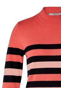 Pull en tricot à rayures corail, noir et rose clair avec manches longues et col montant.