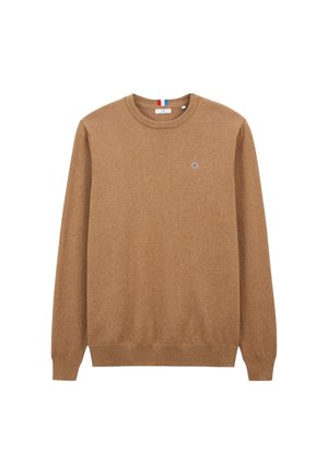 Pull en tricot marron avec un col rond, des manches longues et un ourlet côtelé. Présente un petit logo sur la poitrine et des détails rayés au col.