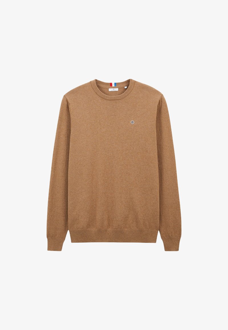 Pull en tricot marron avec un col rond, des manches longues et un ourlet côtelé. Présente un petit logo sur la poitrine et des détails rayés au col.