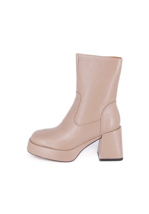Stivale ankle in pelle beige con punta arrotondata e tacco a blocco spesso. Presenta una superficie liscia e dettagli di cucitura laterale.