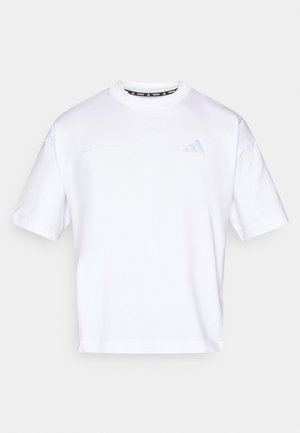 T-shirt branca de algodão, com gola redonda e mangas curtas, apresenta um logótipo em relevo azul-claro no peito e um logótipo impresso na gola.