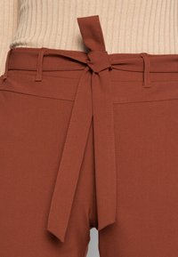 Kaffe JILLIAN - Calças - cherry mahogany