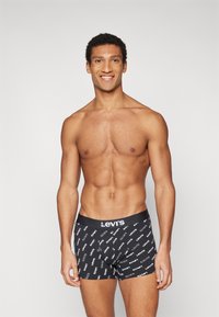 Schwarze Boxershorts mit einem sich wiederholenden weißen "Levi's"-Logo. Aus dehnbarem Material gefertigt, mit einer engen Passform und einem elastischen Bund.