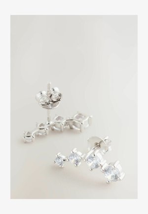 Silberne Ohrstecker mit drei klaren Edelsteinakzenten, die ein lineares Design und eine glatte Textur zeigen, in einem minimalistischen Stil gefasst.