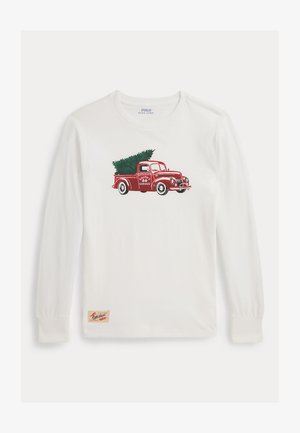 T-shirt bianco a maniche lunghe con un'illustrazione di un camion vintage rosso con un albero di Natale verde sul retro e il testo "RALPH'S GARAGE".