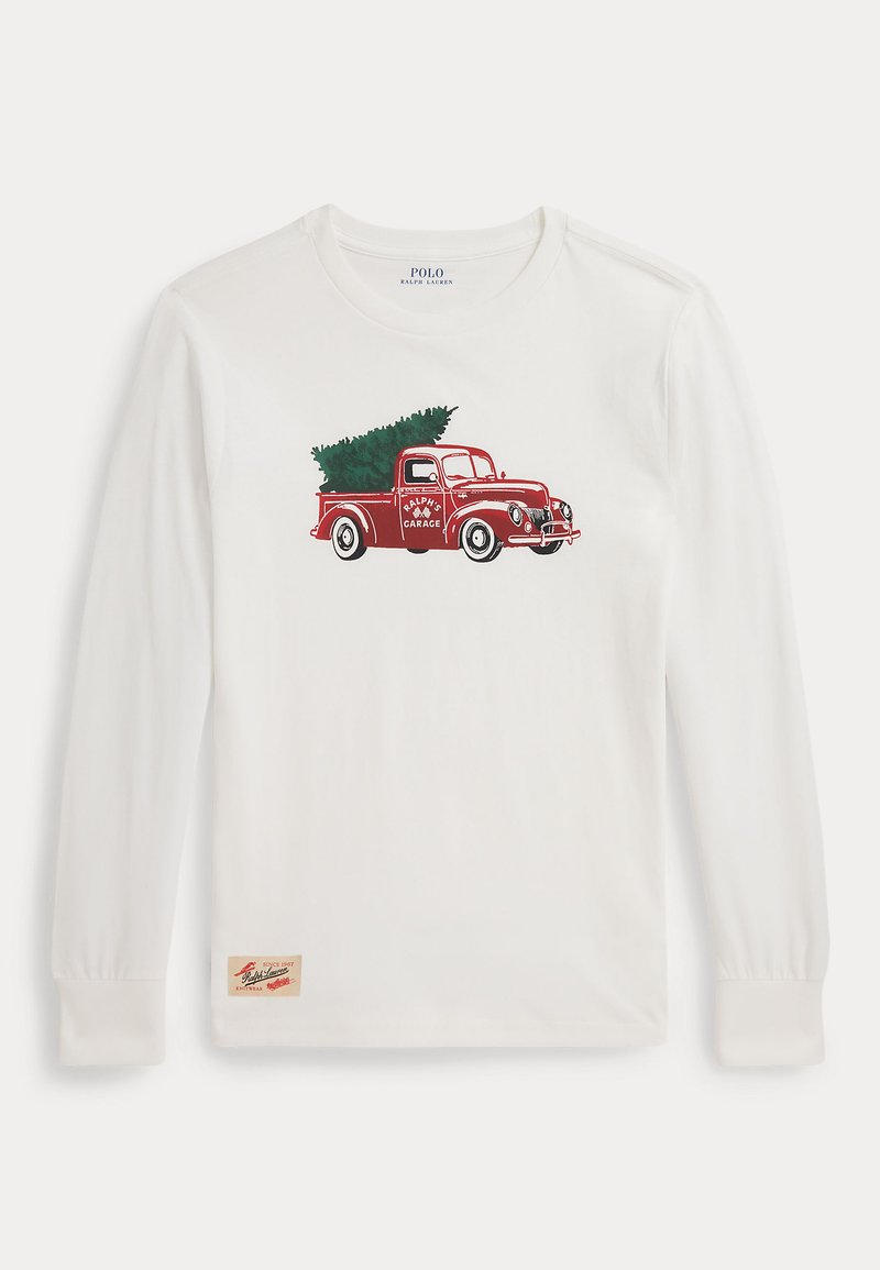 Vit långärmad t-shirt med en illustration av en röd vintage lastbil som har en grön julgran i bakpartiet och texten "RALPH'S GARAGE".