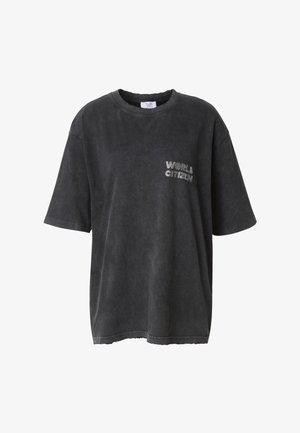 Sort oversized T-shirt lavet af bomuld med en "WORLD CITIZEN" grafik i rhinsten på venstre side. Korte ærmer og rund hals.