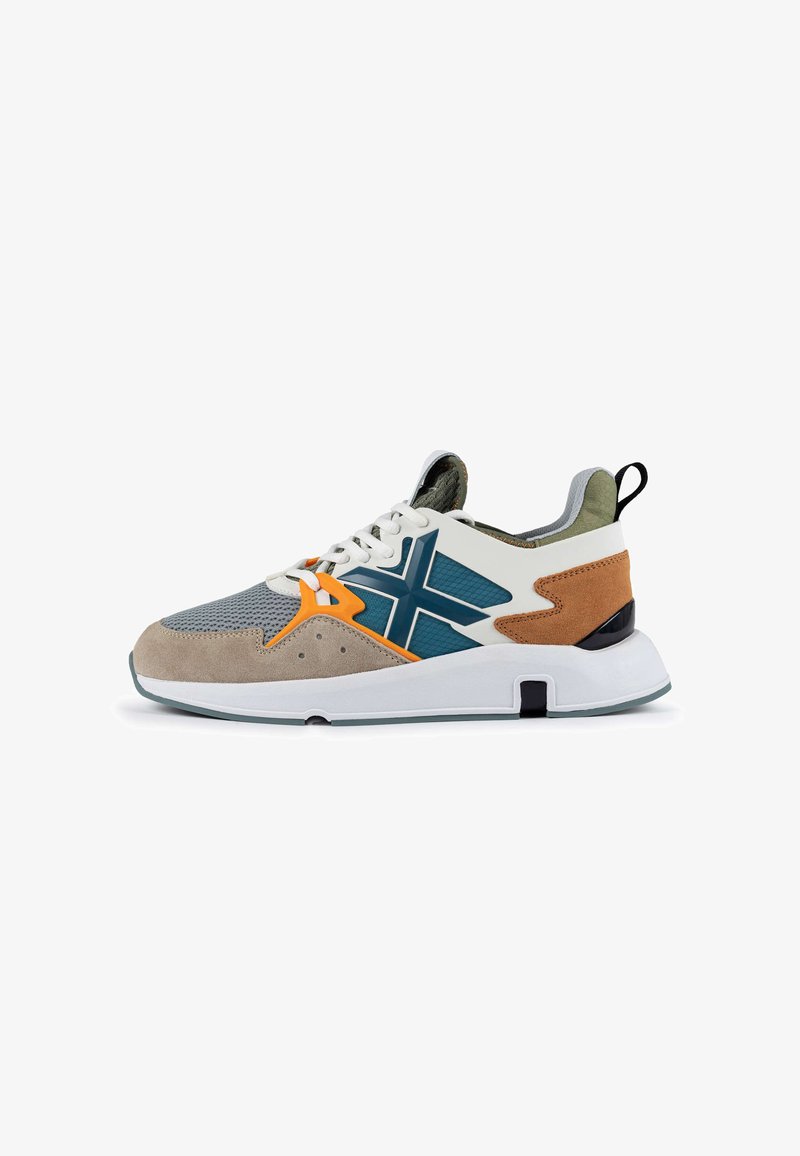 Sneaker with a mesh and suede upper in gray, tan, and orange accents, featuring a white midsole and a teal logo design.