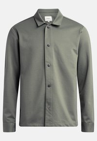 Camisa verde de botones, hecha de una tela suave, con cuello, cierre frontal de botones oscuros y mangas largas.