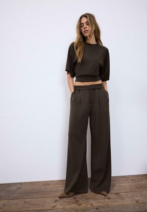Stradivarius, SOFT-TOUCH SMART TROUSERS - Pantalon classique - dark brown