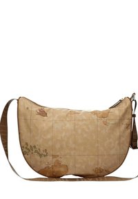 Borsa a spalla beige con stampa della mappa del mondo, chiusura con zip, forma curvata, dettagli in pelle e tracolla removibile.