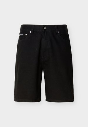 Shorts en denim noir mi-longueur avec fermeture par bouton et glissière, passants pour ceinture, poches avant, et un petit logo Calvin Klein sur la poche droite.