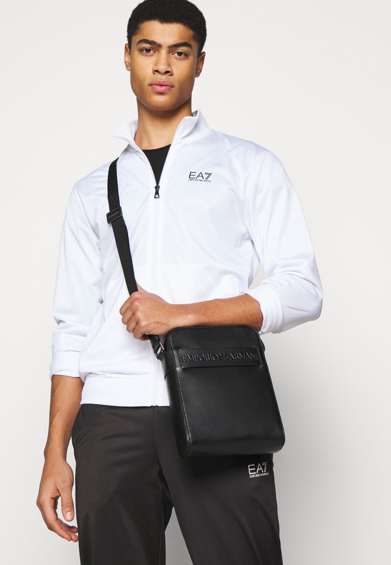 Herren Trainingsanzüge | EA7 Emporio Armani TRACKSUIT Trainingsanzug white/black/weiß - KZ41864 Herren Trainingsanzüge | EA7 Emporio Armani TRACKSUIT Trainingsanzug white/black/weiß - KZ41864