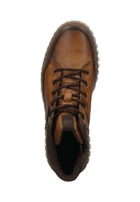 Bruine leren wandelschoen met donkergroene veters, gewatteerde kraag, lus op de tong en robuuste lichtgekleurde zool, weergegeven van bovenaf.