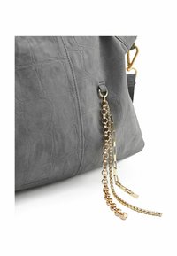 Sac en daim gris à surface texturée, avec un détail chaîne en or et des accents métalliques. Le design présente une forme simple et structurée.