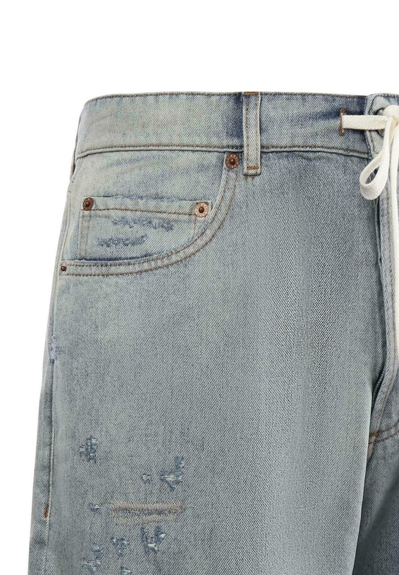 Lichtblauwe denim jeans met voorzak, lussen voor een riem, lichte slijtage en een witte tailleband met trekkoord.