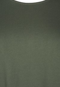 Olivgrön bomulls T-shirt med en mjuk textur, rund halsringning och korta ärmar, med en enkel, ospetsad design.