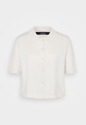 Trumpets suknelė balta, trumpomis rankovėmis, su apykakle ir mygtukų užsegimu. Minkšta tekstūra ir laisvas siluetas, turintis subtilų blizgesį.