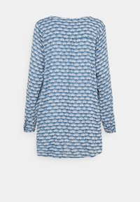 Robe longue à manches longues de couleur bleue ornée d'un motif de vagues superposées blanches et bleu clair, avec un col arrondi et des plis au dos.