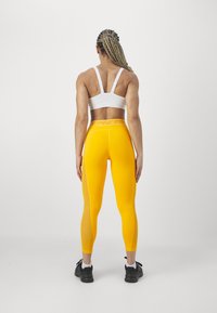 Nike Performance 7/8 - Tajice - sundial/white