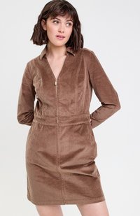 Robe en velours côtelé marron avec un col, des manches longues, une fermeture éclair sur le devant et une taille cintrée. Texture lisse avec un motif en côtes.